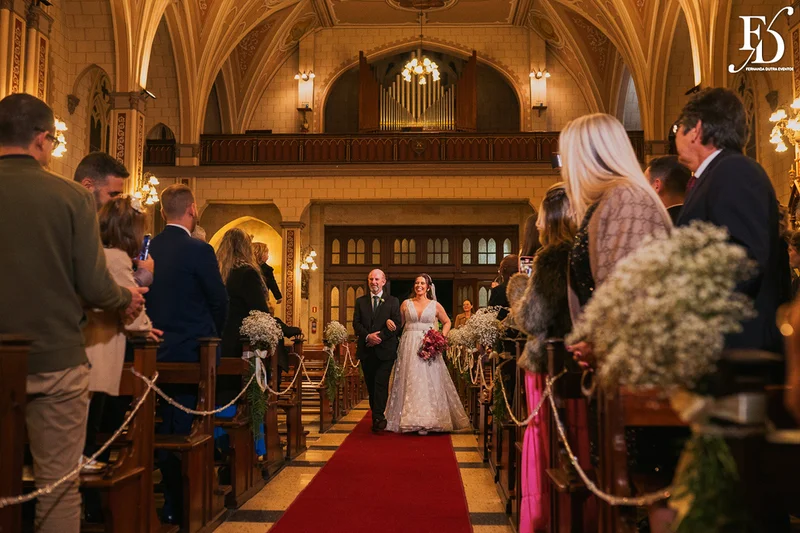 casamento realizado na igreja são pedro em porto alegre e recepção no le bistrot gourmet com decoração colorida e vibrante em rosa pink roxo e lilás