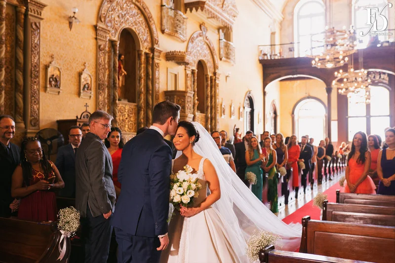 casamento com cerimônia realizada às 15h na Basílica Nossa Senhora das Dores em Porto Alegre e recepção no Alto da Capela. Coquetel na área externa embalado com jazz e por-do-sol, jantar formal, decoração exuberante e linda, em estilo botânico e muitas cores, luxuoso e lindo, por Life Eventos Especiais
