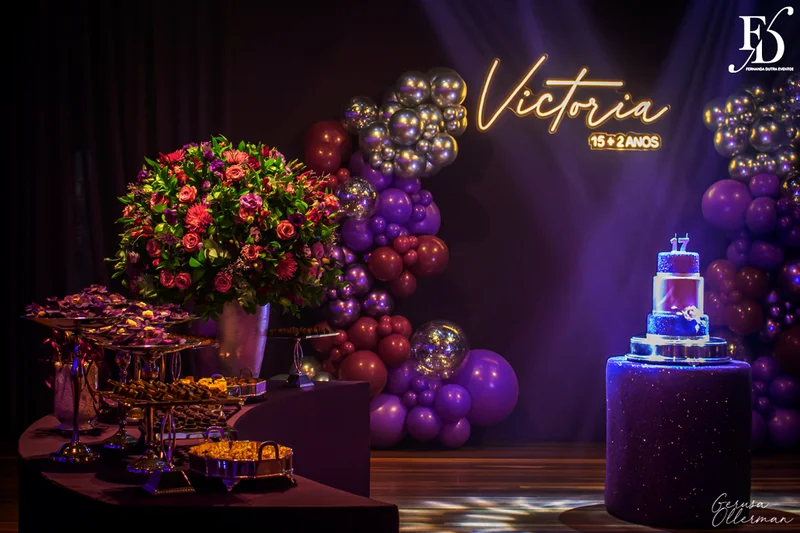 festa de aniversario de 15+2 evento adiado por 2 anos realizado na casa vetro em porto alegre com decoração moderna sofisticada luxuosa em tons de lilás e prata por life eventos especiais cerimonialista para festas de 15 anos em porto alegre