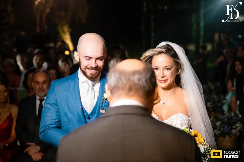 casamento no espaço paraíso em porto alegre com decoração moderna em azul marinho, dourado e girassóis; temática geek, com referências a funko pop, filmes e séries - por life eventos especiais