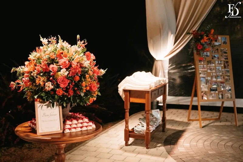 enda de casamento com luzes de fada e decoração noturna no Hotel Vila Verde.