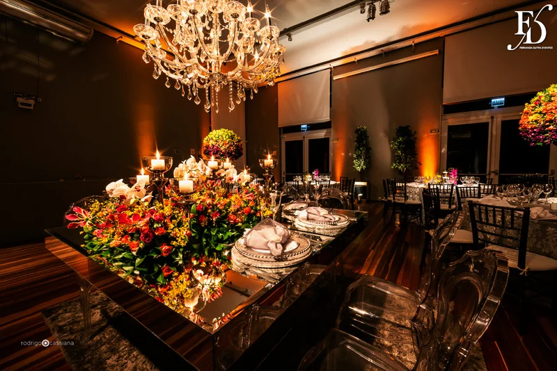 casamento com cerimônia na igreja santa teresinha do menino jesus na rua ramiro barcelos em porto alegre e recepção e festa na casa vetro com decoração moderna contemporânea sofisticada luxuosa em tons de cinza prata e flores coloridas na paleta de tons terrosos por life eventos especiais cerimonialista de casamento em porto alegre