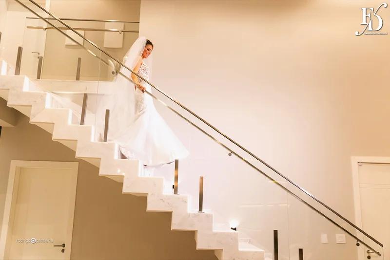 casamento com cerimônia na igreja santa teresinha do menino jesus na rua ramiro barcelos em porto alegre e recepção e festa na casa vetro com decoração moderna contemporânea sofisticada luxuosa em tons de cinza prata e flores coloridas na paleta de tons terrosos por life eventos especiais cerimonialista de casamento em porto alegre