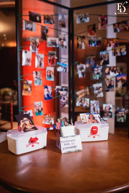 festa de formatura em medicina realizada no salão boa vista da associação leopoldina juvenil em porto alegre com decoração verde e branco e animação da banda os calamares