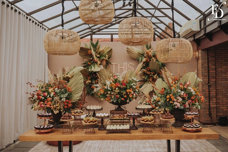 casamento no espaço paraiso em porto alegre viamão alvorada com decoração moderna boho rustico-chic em tons terrosos por life eventos especiais mesa de doces