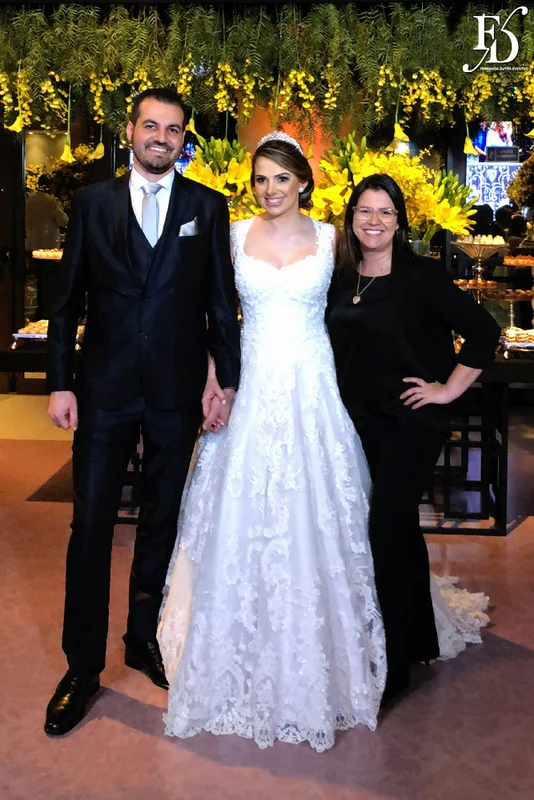 casamento com cerimônia na igreja são josé la salle em canoas rs e recepção na lalux casa de festas com decoração moderna sofisticada elegante em amarelo cinza e preto por life eventos especiais assessoria e organização de casamentos em porto alegre