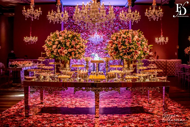 casamento com cerimônia na basílica nossa senhora das dores em porto alegre e festa na casa vetro com decoração luxuosa sofisticada exuberante em tons de rosa com parede de flores com organização projeto e cerimonial de life eventos especiais cerimonialista de casamentos em porto alegre