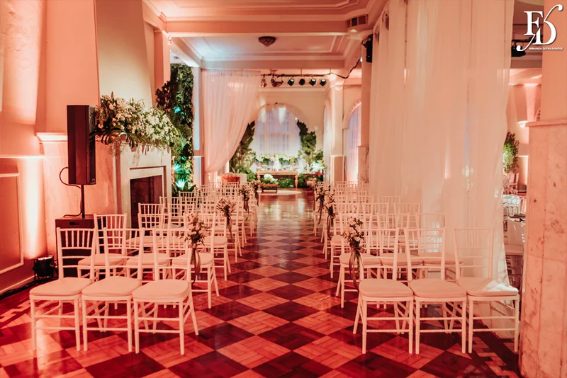 casamento com cerimônia e recepção realizados no salão imperatriz da associação leopoldina juvenil em porto alegre com decoração clássica em verde branco e prato por life eventos especiais assessoria de eventos em porto alegre