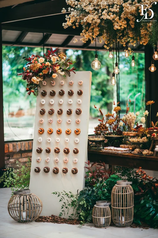 casamento realizado no alto da capela em porto alegre por life eventos especiais com cerimônia ao ar livre decoração despojada em tons terrosos e uma parede de donuts para a alegria dos convidados