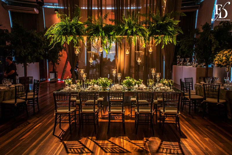 casamento com cerimônia e recepção realizados na casa vetro em porto alegre cerimônia realizada no terraço da casa e recepção com decoração clássica sofisticada elegante e contemporânea estilo botânico em nude verde branco e prata casamento greenery por life eventos especiais wedding planner em porto alegre assessoria e cerimonial