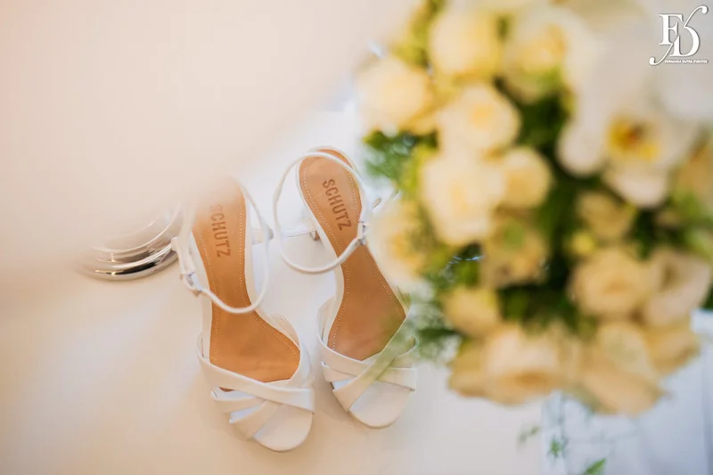 casamento com cerimônia realizada às 15h na Basílica Nossa Senhora das Dores em Porto Alegre e recepção no Alto da Capela. Coquetel na área externa embalado com jazz e por-do-sol, jantar formal, decoração exuberante e linda, em estilo botânico e muitas cores, luxuoso e lindo, por Life Eventos Especiais