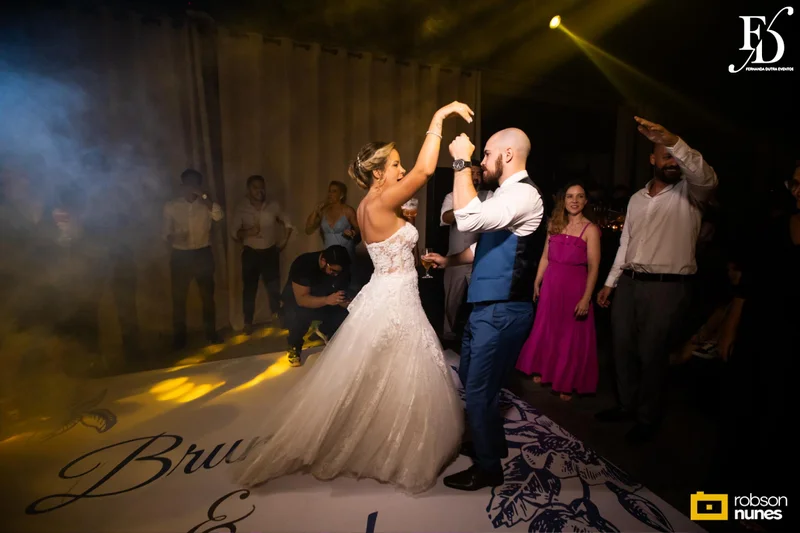 casamento no espaço paraíso em porto alegre com decoração moderna em azul marinho, dourado e girassóis; temática geek, com referências a funko pop, filmes e séries - por life eventos especiais