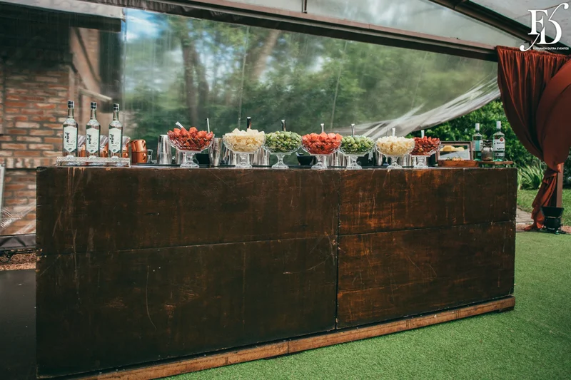 casamento realizado no alto da capela em porto alegre por life eventos especiais com cerimônia ao ar livre decoração despojada em tons terrosos e uma parede de donuts para a alegria dos convidados