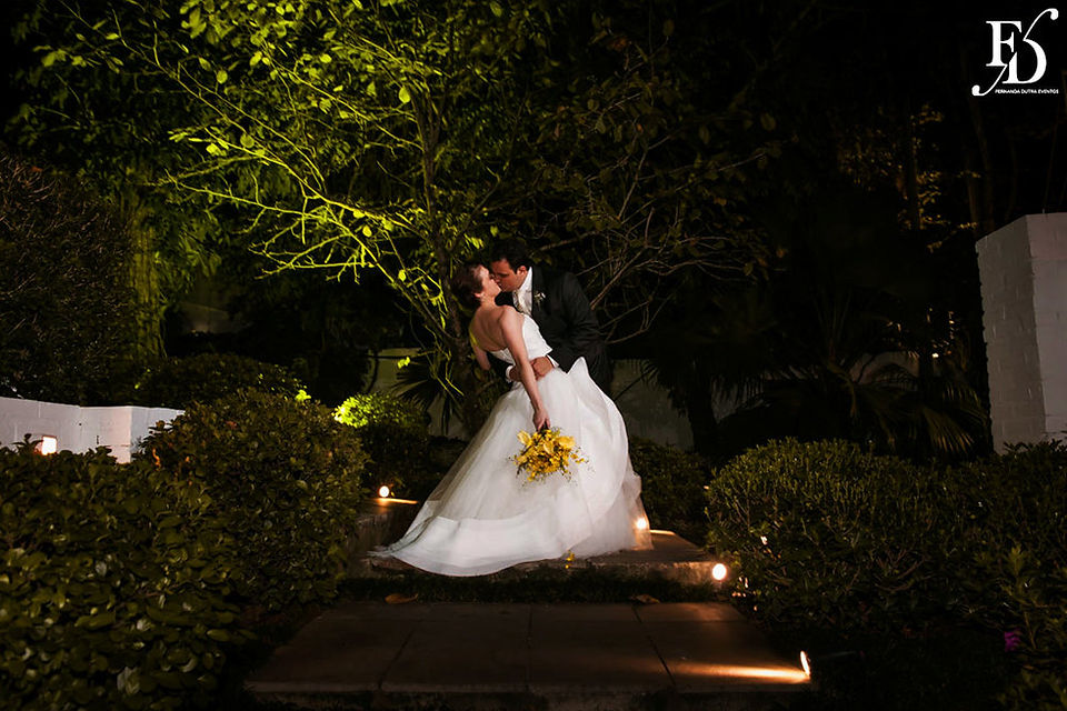 Casamento com cerimônia na Igreja Santa Teresinha do Menino Jesus, em Porto Alegre, e recepção na Merci Casa de Eventos, com projeto de decoração delicado, romântico, em estilo rústica, com a paleta do marrom, nude e amarelo.