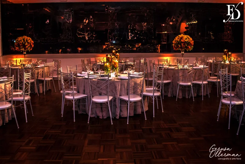 formatura tripla em direito pela fmp fundação do ministério público realizada no salão cristal do clube do comércio em porto alegre com decoração elegante clássica sofisticada em tons terrosos