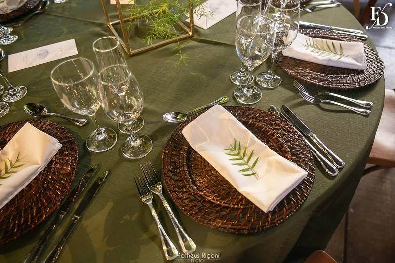 casamento elegante e sofisticado no alto da capela em porto alegre com decoração botânica greenery em verde e branco por life eventos especiais