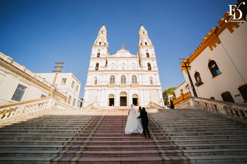 casamento com cerimônia realizada às 15h na Basílica Nossa Senhora das Dores em Porto Alegre e recepção no Alto da Capela. Coquetel na área externa embalado com jazz e por-do-sol, jantar formal, decoração exuberante e linda, em estilo botânico e muitas cores, luxuoso e lindo, por Life Eventos Especiais