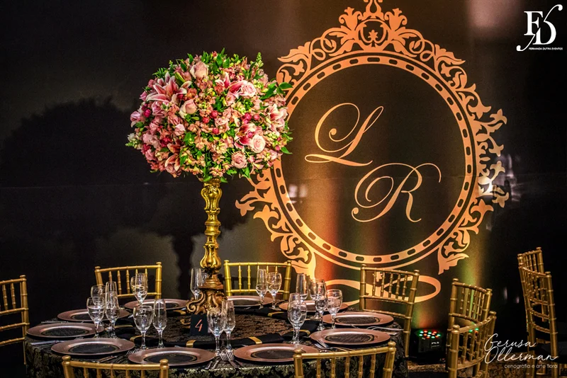 casamento com decoração luxuosa na praça dos fundadores do grêmio náutico união em porto alegre em tons de dourado preto e rosa sofisticado clássico e elegante por life eventos especiais cerimonialista em porto alegre cerimônia na igreja são pedro