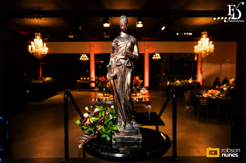 festa de formatura em direito no party room em porto alegre com decoração moderna elegante e sofisticada em preto e marsala com organização projeto e cerimonial de life eventos especiais cerimonialistas em porto alegre