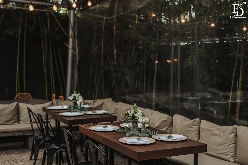 casamento mini-wedding no eat kitchen em novo hamburgo com decoração verde e branco estilo greenery mesa convidados