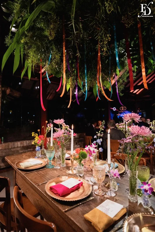 casamento no alto da capela estilo festival casamento festival moderno tecnológico colorido com espaços temáticos de tatuagem glitter bar arcade casamento moderno casamento colorido