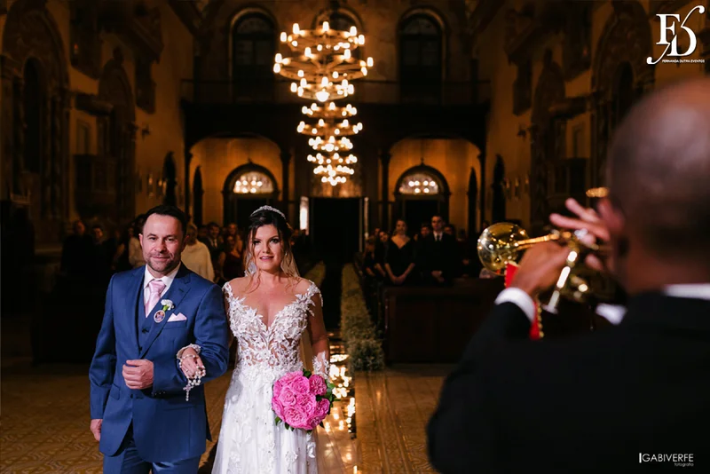 casamento com cerimônia na basílica nossa senhora das dores em porto alegre e festa na casa vetro com decoração luxuosa sofisticada exuberante em tons de rosa com parede de flores com organização projeto e cerimonial de life eventos especiais cerimonialista de casamentos em porto alegre