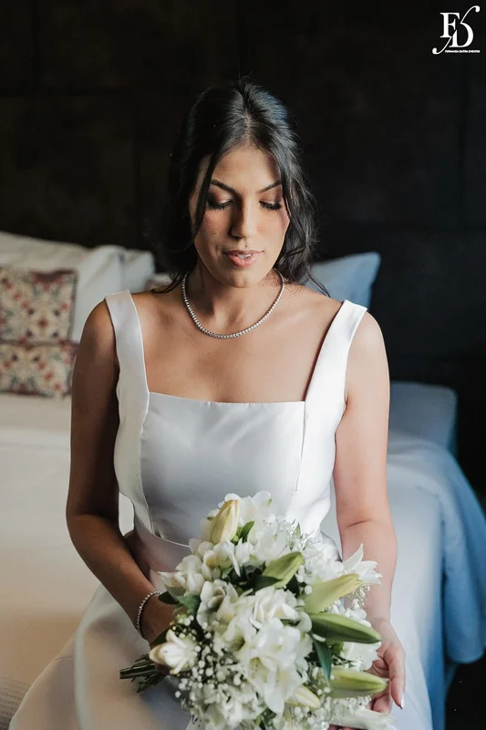 noiva com boiuquet de flores brancas lírios