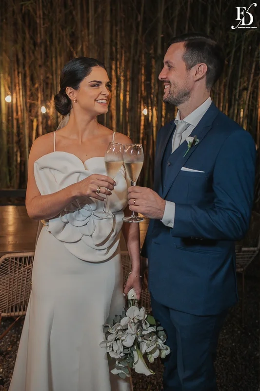 casamento mini-wedding no eat kitchen em novo hamburgo com decoração verde e branco estilo greenery noivos brindando