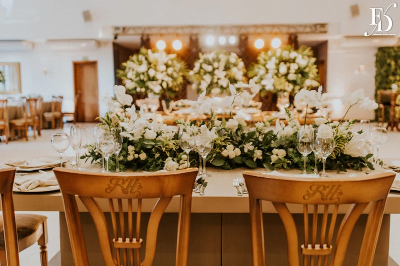 casamento destination wedding no hotel ritta hoppner em gramado com decoração clássica, elegante e botânica em tons de branco verde e fendi por life eventos especiais mesa dos noivos