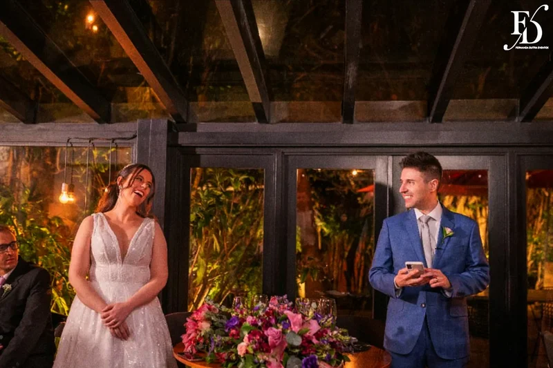 casamento realizado na igreja são pedro em porto alegre e recepção no le bistrot gourmet com decoração colorida e vibrante em rosa pink roxo e lilás