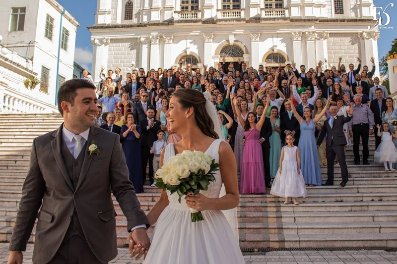 Grande grupo de convidados e noivos na escadaria da Basílica Nossa Senhora das Dores.
