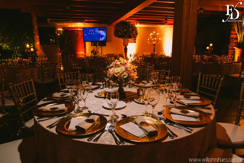 casamento luxuoso no clube veleiros do sul em porto alegre com decoração em dourado fechamento do teto em voil e espelhos venezianos cerimônia na igreja santa teresinha e santíssimo sacramento na redenção com organização e cerimonial de fernanda dutra da life eventos especiais organizadora de eventos em porto alegre