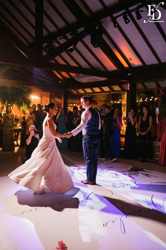 casamento com cerimônia realizada às 15h na Basílica Nossa Senhora das Dores em Porto Alegre e recepção no Alto da Capela. Coquetel na área externa embalado com jazz e por-do-sol, jantar formal, decoração exuberante e linda, em estilo botânico e muitas cores, luxuoso e lindo, por Life Eventos Especiais