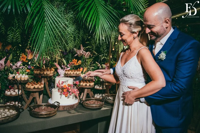 casamento realizado na igreja santa cecília em porto alegre e recepção no le bistrot gourmet com decoração colorida vibrante tropical por life eventos especiais cerimonialista de casamento em porto alegre