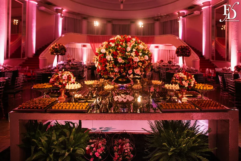 casamento com cerimônia na igreja santa teresinha da josé bonifácio em porto alegre e santissimo sacramento e recepção no salão dos espelhos do clube do comércio na andradas por life eventos especiais com decoração elegante sofisticada e luxuosa em porto alegre assessoria e cerimonial de eventos