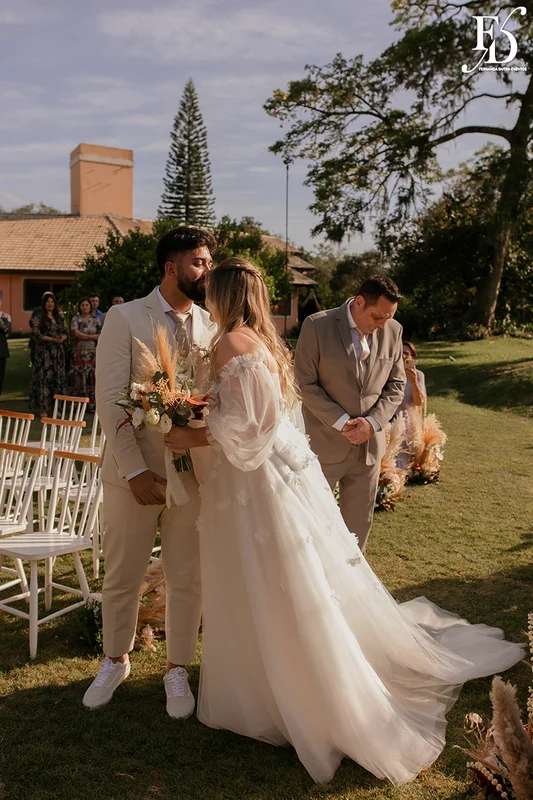 casamento divertido e animado na casa na chácara, em porto alegre; um casal jovem, despojado, que queria celebrar esse momento com um rodízio de pizza - casamento com pizza - decoração estilo boho wedding em tons terrosos cerimonial de life eventos especiais