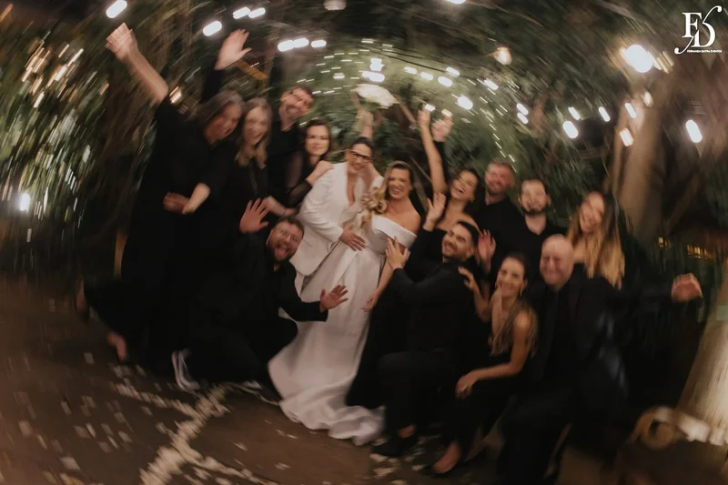 noivas Ivana e Cristiane no Le Bistrot Gourmet casamento LGBT Porto Alegre com convidados de preto