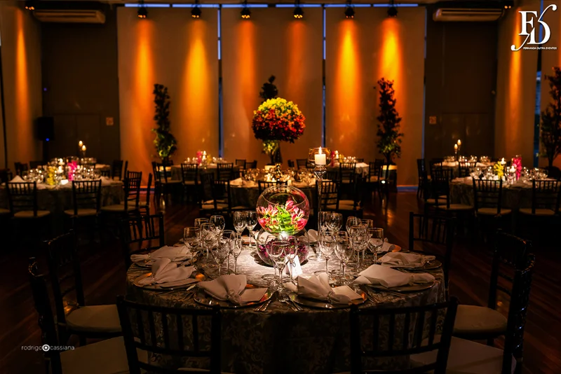 casamento com cerimônia na igreja santa teresinha do menino jesus na rua ramiro barcelos em porto alegre e recepção e festa na casa vetro com decoração moderna contemporânea sofisticada luxuosa em tons de cinza prata e flores coloridas na paleta de tons terrosos por life eventos especiais cerimonialista de casamento em porto alegre
