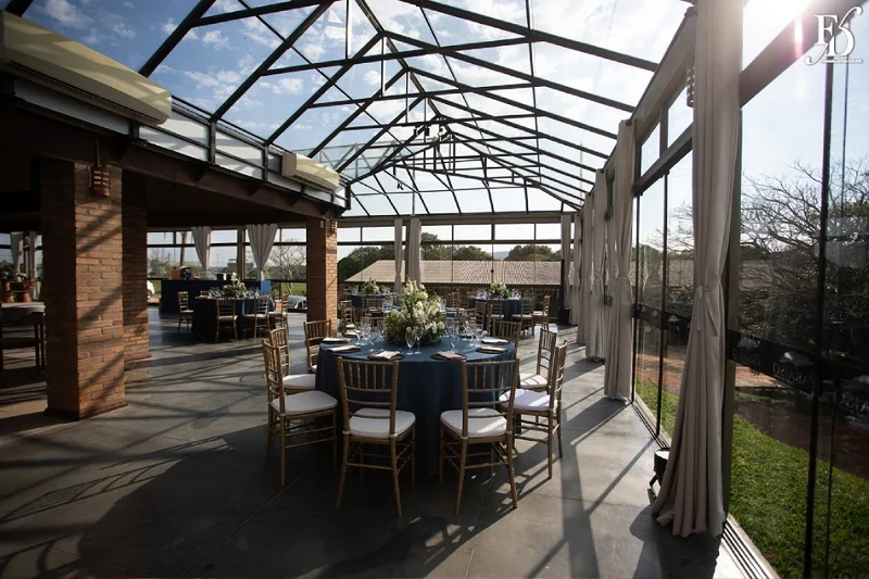 casamento no espaço paraíso em porto alegre com decoração moderna azul branco e verde estilo botânico