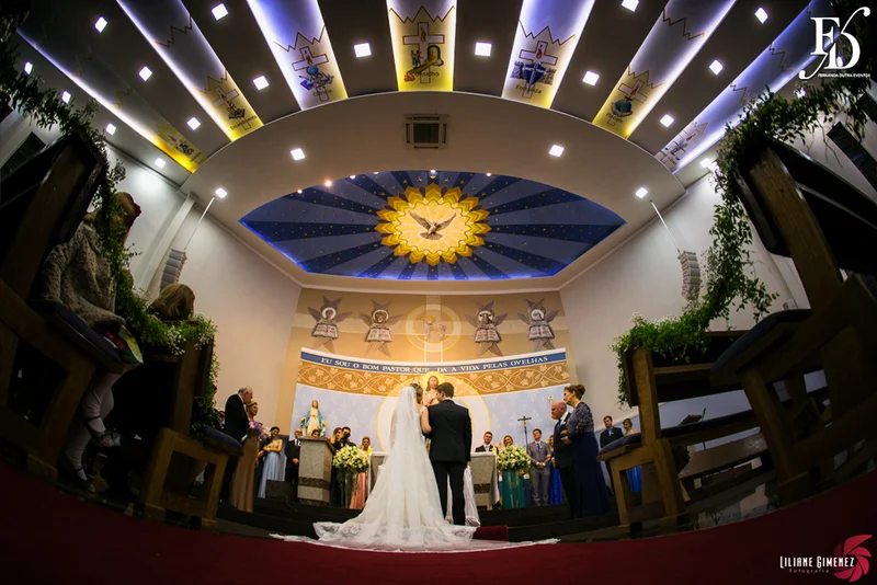 casamento com cerimônia na casa vetro em porto alegre e cerimônia na igreja cristo bom pastor com decoração clean clássica sofisticada e contemporânea em branco verde prataria e cristais por life eventos esepciais cerimonialista wedding planner em porto alegre