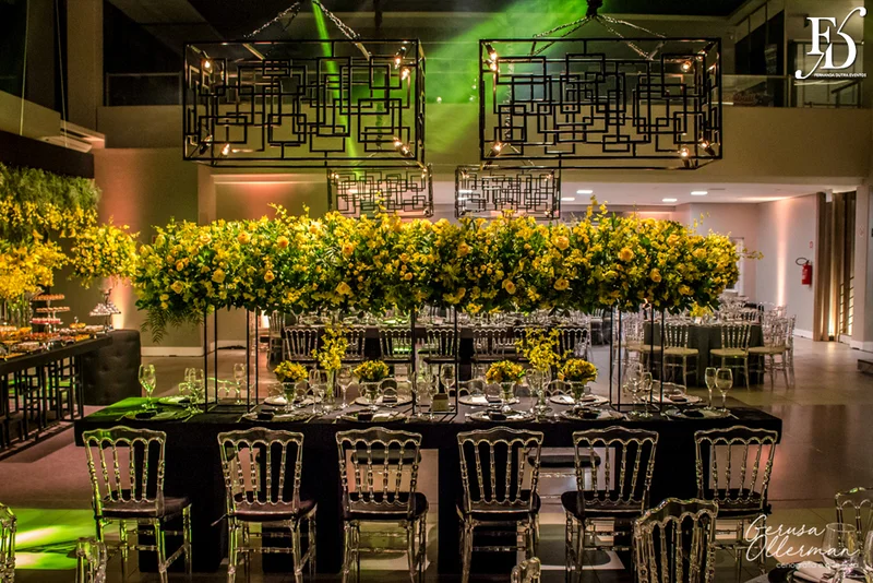 casamento com cerimônia na igreja são josé la salle em canoas rs e recepção na lalux casa de festas com decoração moderna sofisticada elegante em amarelo cinza e preto por life eventos especiais assessoria e organização de casamentos em porto alegre
