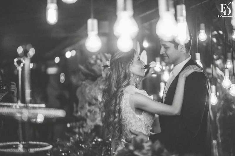 Casamento no Le Bistrot Gourmet em Porto Alegre, com decoração clássica, iluminação intimista e um projeto cheio de sofisticação com stylling europeu. Mesas com toalhas brancas, detalhes dourados, flores brancas.