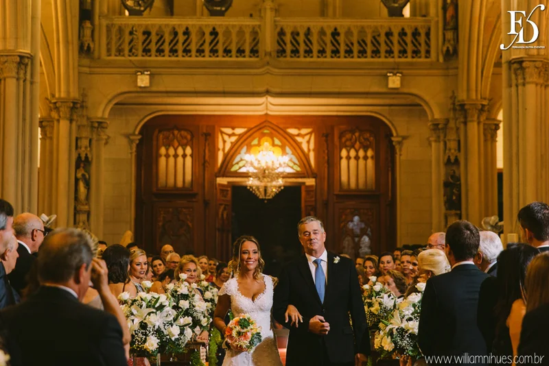 casamento luxuoso no clube veleiros do sul em porto alegre com decoração em dourado fechamento do teto em voil e espelhos venezianos cerimônia na igreja santa teresinha e santíssimo sacramento na redenção com organização e cerimonial de fernanda dutra da life eventos especiais organizadora de eventos em porto alegre
