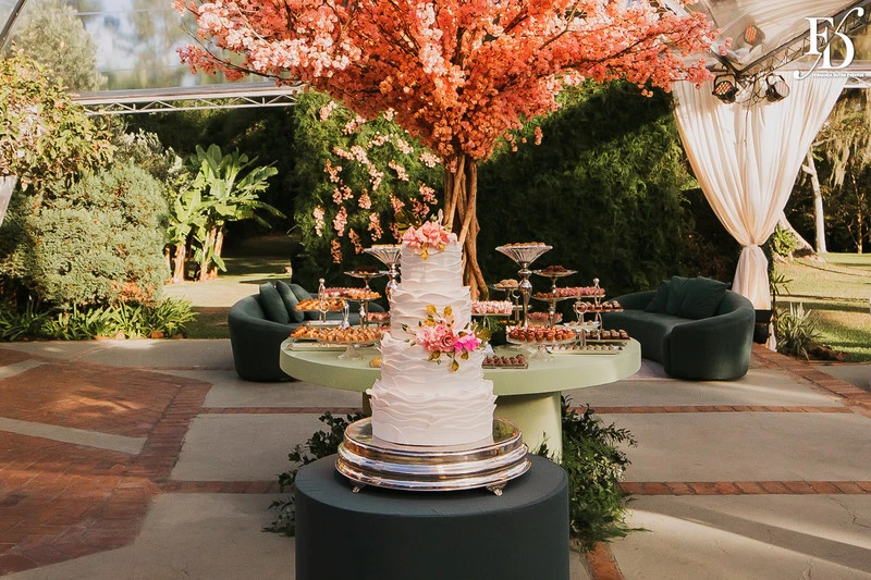 casamento realizado na alameda figueira em cachoeirinha com decoração romântica e delicada em tons de rosa e verde com bouganvilles por life eventos especiais assessoria e cerimonial de casamentos em porto alegre bolo de casamento