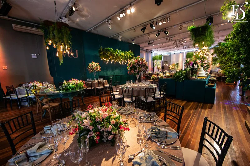 casamento com cerimônia na igreja santa teresinha do menino jesus e festa e recepção na casa vetro em Porto Alegre com organização e cerimonial de fernanda dutra da life eventos especiais cerimonialista em porto alegre