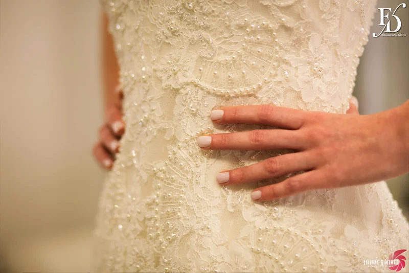 casamento com cerimônia na casa vetro em porto alegre e cerimônia na igreja cristo bom pastor com decoração clean clássica sofisticada e contemporânea em branco verde prataria e cristais por life eventos esepciais cerimonialista wedding planner em porto alegre