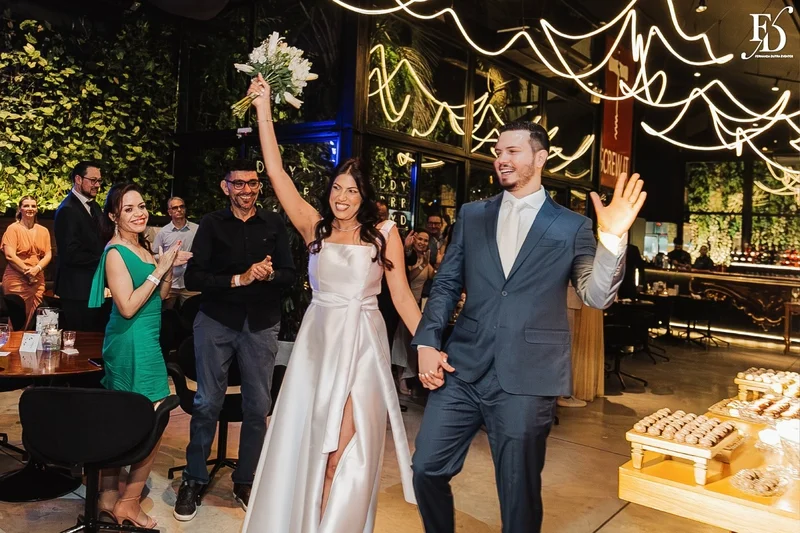 Primeiro beijo do casal Rafaella e Rafael no casamento no Dry Moments & Drinks Porto Alegre