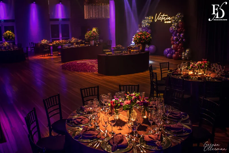 festa de aniversario de 15+2 evento adiado por 2 anos realizado na casa vetro em porto alegre com decoração moderna sofisticada luxuosa em tons de lilás e prata por life eventos especiais cerimonialista para festas de 15 anos em porto alegre