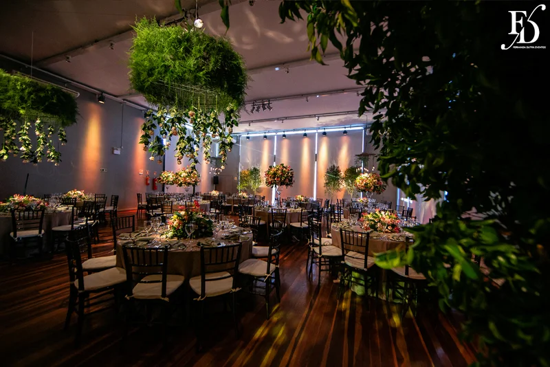 casamento com cerimônia na igreja santa teresinha do menino jesus e festa e recepção na casa vetro em Porto Alegre com organização e cerimonial de fernanda dutra da life eventos especiais cerimonialista em porto alegre