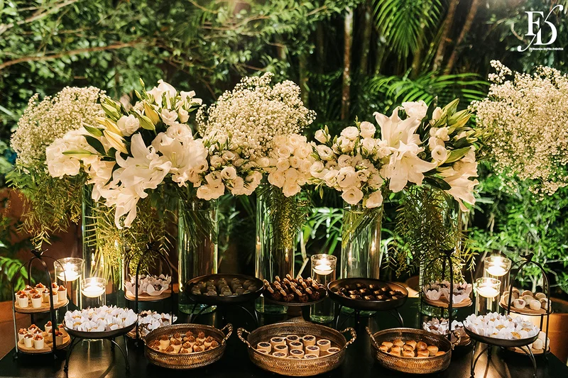 casamento mini-wedding da influencer bruna startt realizado no le bistrot gourmet em porto alegre com decoração com muitas velas flores brancas e muito verde por life eventos especiais